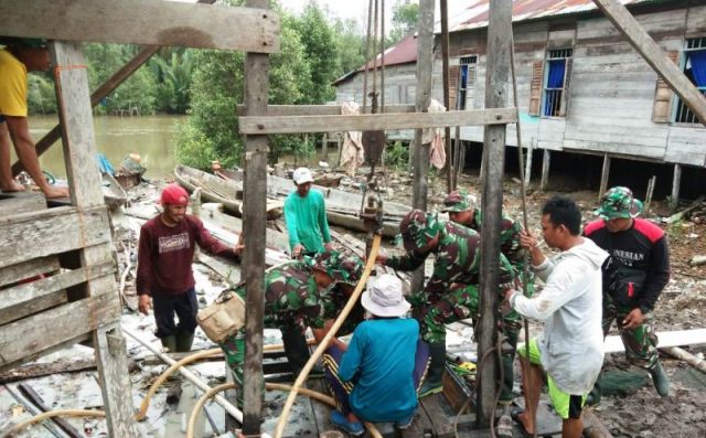 WhatsApp Image 2018-10-21 at 20.47.25 Para prajurit TNI yang tergabung dalam Satgas TMMD 103 Kodim 0419/Tanjab, Kuala Tungkal, Jambi, tampak sedang bekerja bersama masyarakat walau di hari libur. (Foto/Ist)