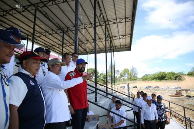 WhatsApp Image 2018-10-25 at 07.07.02 Bupati Acah Besa,r Ir Mawardi Ali, Ketua KONI Aceh, Muzakir Manaf dan Ketua Harian KONI Aceh, Kamaruddin Abubakar alias Abu Razak, melihat venue PORA di Kota Jantho, Aceh Besar, Rabu (24/10/2018). (Foto/Humas PORA)