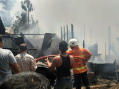 Enam unit rumah penduduk di Krueng Barona Jaya, Aceh Besar, terbakar. Yampak petugas dan warga berusaha memadamkan api. (Foto/Ist)
