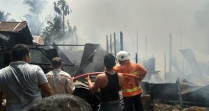 Enam unit rumah penduduk di Krueng Barona Jaya, Aceh Besar, terbakar. Yampak petugas dan warga berusaha memadamkan api. (Foto/Ist)