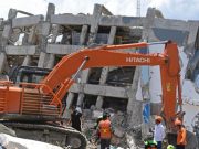Presiden RI, Joko Widodo (kemeja putih), meninjau langsung kegiatan pencarian dan evakuasi di Hotel Roa-Roa, Palu yang runtuh akibat gempa. (Foto/Ist)