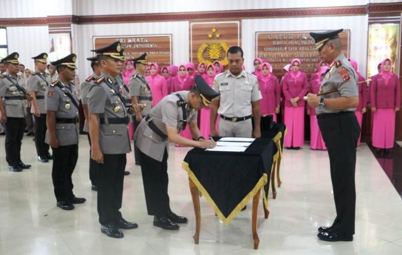 Kapolda Aceh, Irjen Pol Rio S Djambak, memimpin upacara serah terima jabatan (sertijab) tujuh pejabat utama Polda Aceh dan enam Kapolres. (Foto/gitorolies)