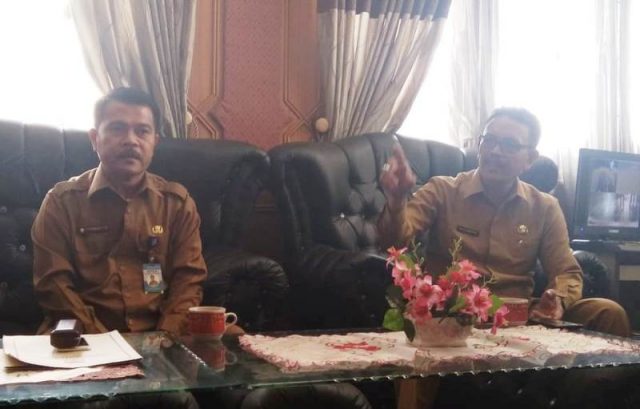 45887879_277426729578696_7305999838787665920_n Sekda Nasjuddin, SH, MM, didampingi Kepala Badan Pengelolaan Keuangan Daerah (BPKD) Diva Samudra Putra, SE, MM. (Foto/Faisal)