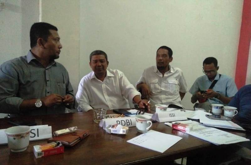 Ketua Harian KONI Aceh Tamiang, Zulfansyah (dua kanan) bersama pengurus lainnya saat menggelar rapat persiapan keberangkatan atlet mengikuti PORA Ke XIII di Aceh Besar. (Foto/Ist)