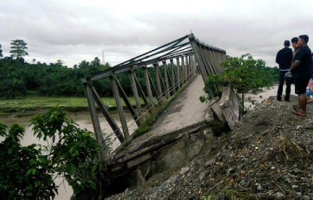46024615_288065931815499_927331190652796928_n Warga melihat jembatan rangka baja yang ambruk di lintasan Meulaboh-Pante Ceureumen di kawasan Sawang Teubee, Kecamatan Pante Ceureumen, Aceh Barat. (Foto/Dedi Iskandar)