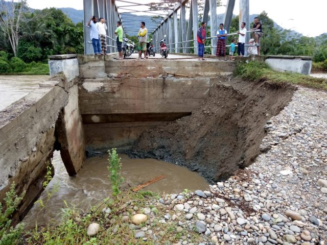 IMG-20181108-WA0000 Jembatan penghubung Gampong Lawe Cimanok Kecamatan Kluet Timur yang menghubungkan dua Kecamatan Kluet Tengah dan Utara roboh dikikis air sungai Krueng Mukap. (Foto/Faisal)