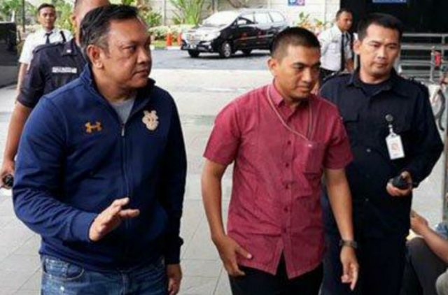 IMG-20181125-WA0002 Bupati Pakpak Barat, Remigo Yolanda Berutu, tiba di Gedung KPK Jakarta untuk menjalani pemeriksaan terkait OTT suap proyek Dinas PU Pakpak Barat, Minggu (18/11/2018). (Foto/Ist)