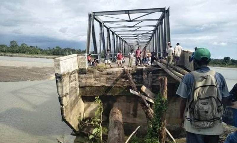 Warga berusaha membuat bagian abutmen jembatan, setelah abutmen jembatan rangka baja di lintasan Alue Buloh-Latong, Kec.Seunagan, Nagan Raya, ambruk diterjang banjir. (Foto/ist)