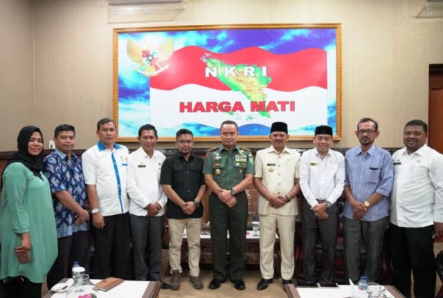 WhatsApp Image 2018-11-01 at 07.53.35(1) Bupati Aceh Besar Ir Mawardi Ali beserta Sekdakab Aceh Besar Drs Iskandar MSi ketika bertemu Panglima Kodam Iskandar Muda Mayjend TNI Teguh Arief Indratmoko, di Makodam IM, Rabu (31/10/ 2018). (Foto/Ist)