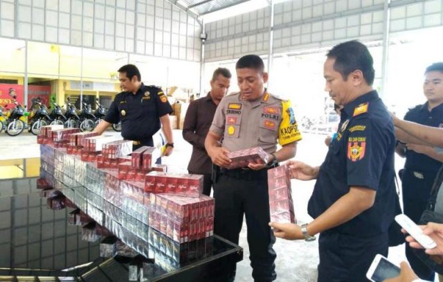 WhatsApp Image 2018-11-06 at 08.33.09 Kapolresta Banda Aceh, Kombes Pol Trisno Riyanto, bersama Kepala Bea Cukai Banda Aceh, Bambang Lusanto Gustomo, memperlihatkan rokok ilegal hasil yang diamankan petugas di Mapolresta Banda Aceh, Senin (5/11/2018). (Foto/Ist)