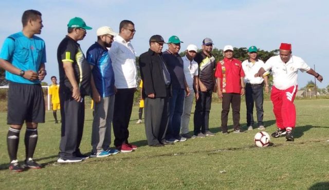 WhatsApp Image 2018-11-07 at 20.24.27 Bupati Pidie, Roni Ahmad, melakukan tendangan perdana pada pembukaan Liga Aceh Wilayah III di Lapangan Sepakbola Blang Paseh, Kota Sigli, Rabu (7/11/2018).(Foto/Muhammad Riza)