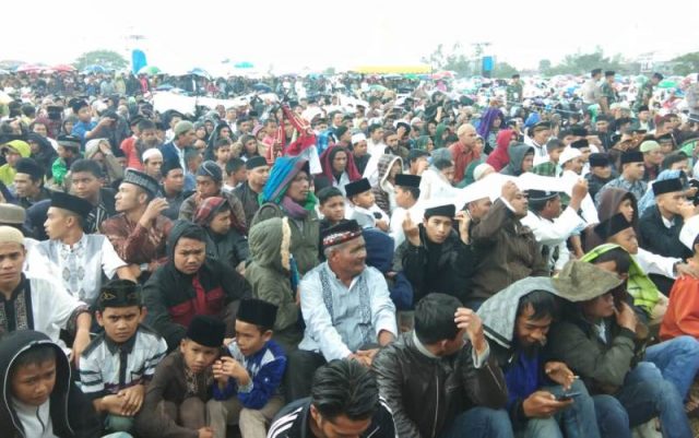WhatsApp Image 2018-11-09 at 16.22.49 Ribuan masyarakat Aceh Tengah basah kuyub bermandikan hujan demi bisa menyaksikan ceramah Ustad Abdul Somad (UAS), Jumat (10/11/2018) di lapangan Musara Alun Takengon. (Foto/Ist)