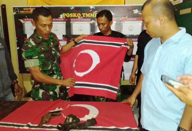 WhatsApp Image 2018-11-11 at 15.53.02 Prajurit TNI Kodim 0105 Aceh Barat mengamankan satu pucuk senjata api dan lima lembar bendera Gerakan Aceh Merdeka (GAM) usai diserahkan oleh mantan kombatan di Kecamatan Panton Reue, Aceh Barat, Minggu (11/11/2018). (Foto/Dedi Iskandar).