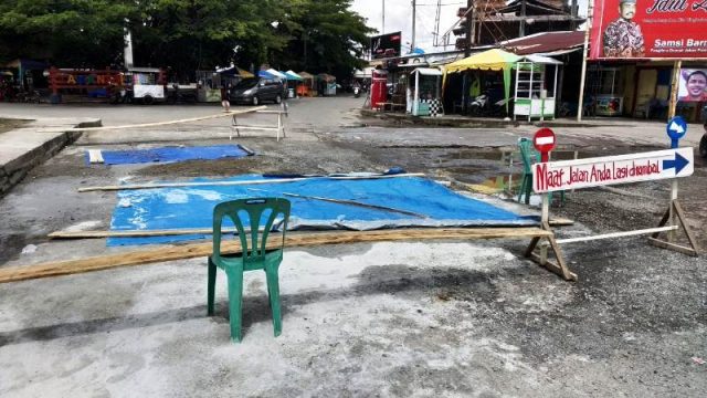 WhatsApp Image 2018-11-11 at 18.43.31 Warga memperbaiki sendiri ruas jalan yang berlobang di ruas Jalan Merdeka, Meulaboh, Aceh Barat, Minggu (11/11/2018). (Foto/Dedi Iskandar)