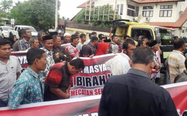 WhatsApp Image 2018-11-13 at 20.44.55 Massa melancarkan aksi unjukrasa ke Kantor Bupati Aceh Barat dan DPRK guna memprotes pemecatan kepala desa terkait dugaan temuan penyelewengan dana desa, Selasa (13/11/2018). (Foto/Dedi Iskandar)