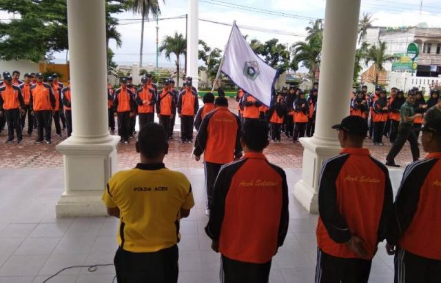WhatsApp Image 2018-11-16 at 14.27.18 Sekda Nasjuddin saat pelepasan keberangkatan peserta kontingen atlet PORA XIII ke Kota Janto, Aceh Besar, di halaman Kantor Bupati Aceh Selatan. (Foto/Faisal)