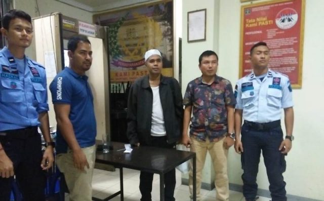 WhatsApp Image 2018-11-17 at 08.33.24 Kasi Intelijen Kejari Lhokseumawe, Miftahuddin, menyerahkan terpidana kasus perbankan Ishaq Abdullah ke Lapas Klas II A Koa Lhokseumawe, Jumat (16/11/2018). (Foto/Zainuddin Abdullah)