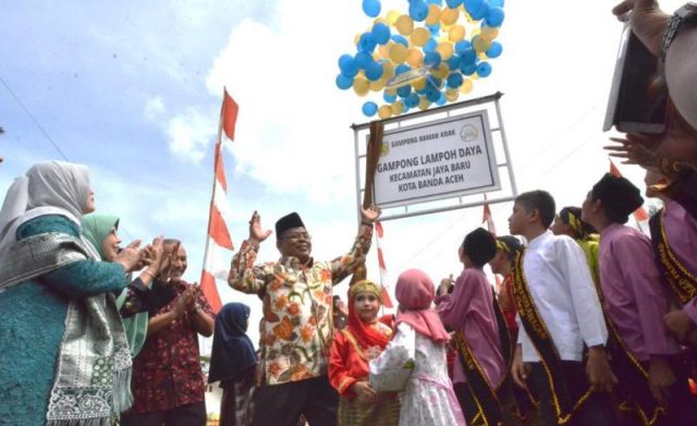 WhatsApp Image 2018-11-18 at 16.59.45 Wali Kota Banda Aceh, Aminullah Usman, mencanangkan Gampong Lampoh Daya, Kecamatan Jaya Baru, sebagai Gampong Ramah Anak, Minggu (18/11/2018) di lapangan gampong setempat. (Foto/Ist)