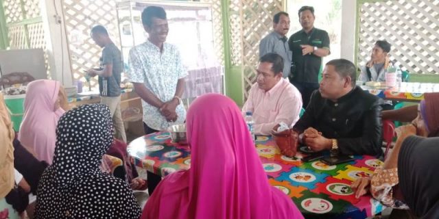 WhatsApp Image 2018-11-19 at 16.23.07 Emak-emak saat mengadu tidak dapat beras sejahtera (Rastra) di DPR Nagan Raya, Senin (19/11/2018). (Foto/Muji Burrahman)