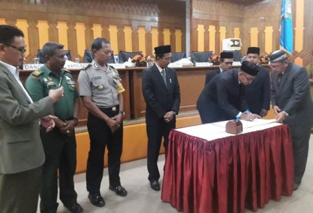 WhatsApp Image 2018-11-20 at 12.58.47 Unsur pimpinan DPRK dan Wakil Bupati Aceh Selatan Tgk Amran menandatangani berita acara persetujuan bersama Rancangan Qanun APBK Tahun 2019 dalam sidang paripulna penutupan, di Gedung DPRK. (Foto/Faisal)