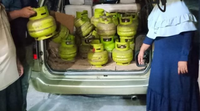 WhatsApp Image 2018-11-22 at 16.23.27 Pelaku JHR bersama barang bukti diamankan petugas di Mapolres Nagan Raya, Kamis (22/11/2018). (Foto/Ist)