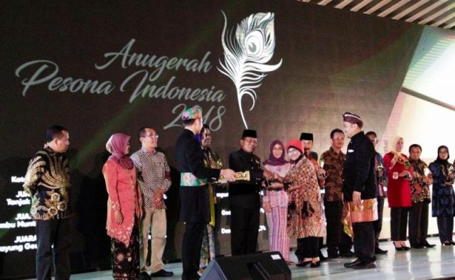 WhatsApp Image 2018-11-23 at 11.27.02 Asisten Deputi Pengembangan Pemasaran I Regional I Kementerian Pariwisata RI Masruroh didampingi Ketua Penyelenggara API Hiro Kristianto menyerahkan piala Anugerah Pesona Indonesia (API) 2018 kepada Wali Kota Banda Aceh, Aminullah Usman, pada malam penganugerahan API 2018 di Hotel Grand Sahid Jaya, Jakarta, Kamis (22/11/2018). (Foto/Ist)