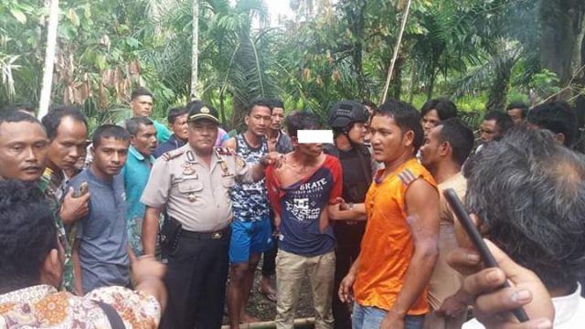 WhatsApp Image 2018-11-23 at 13.45.14 Tersangka AM saat ditangkap Polsek dan Babinsa Suka Makmue di Desa Macah Kecamatan Suka Makmue, Jum'at (23/11/2018). (Foto/Muji Burrahman)