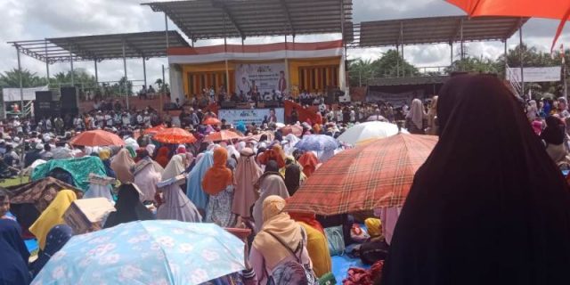 WhatsApp Image 2018-11-26 at 19.28.58 Ribuan jamaah di Nagan Raya antusias mengikuti tausiah dan tabligh Ustadz Abdul Somad yang dilaksanakan di Lapangan Garuda Simpang Peut, Senin (26/11/2018).(Foto/Muji Burrahman)