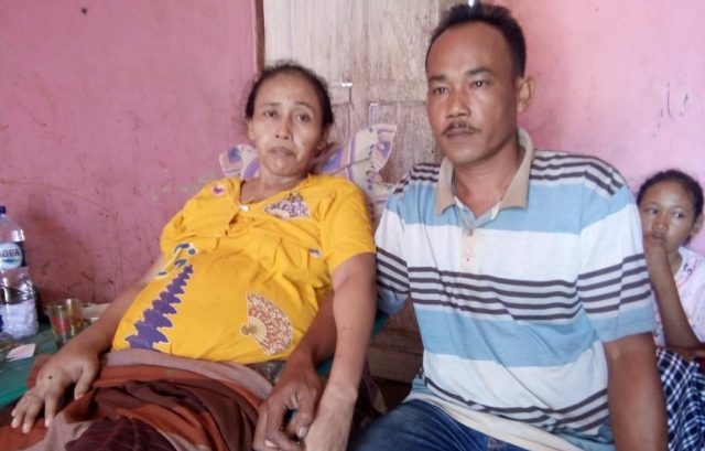 WhatsApp Image 2018-11-28 at 06.32.35 Novi Irma Prihatin, pasien penderita jantung bocor, terduduk lemas di kediamannya Komplek BRR Desa Pulo Sarok, Aceh Singkil, Selasa (27/11/2018). (Foto/Arief H).