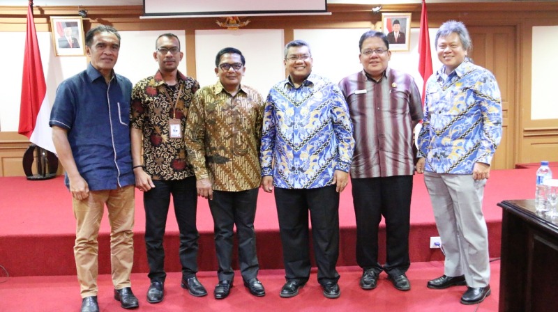 Ketua Ombudsman RI Perwakilan Aceh, Taqwaddin (tengah), bersama Dr Laode Ida, Ilyas Isti, ST, Iskandar, MSi, Prof Adrianus Meliala, Alvin Lie, MSi usai seminar kajian Sistemik Review (SR). (Foto/Zainuddin Abdullah)