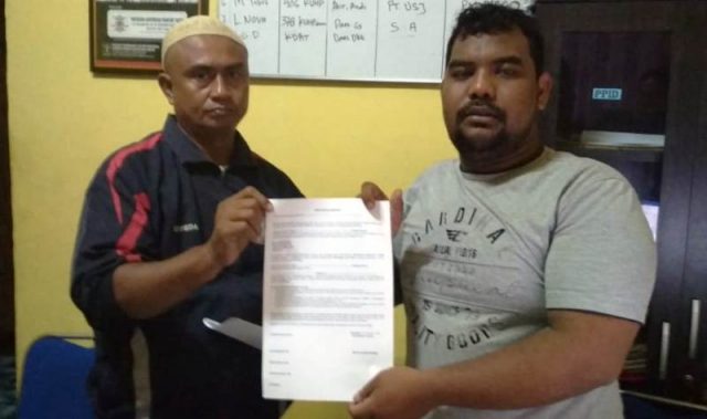 WhatsApp Image 2018-11-28 at 17.25.59 Koordinator LSM YARA Aceh Barat, Hamdani, memperlihatkan surat kuasa dari Irfan Marunduri, seorang honorer K-2 Aceh Barat yang dituduh mencemarkan nama baik mantan pejabat dan PNS. (Foto/Dedi Iskandar)