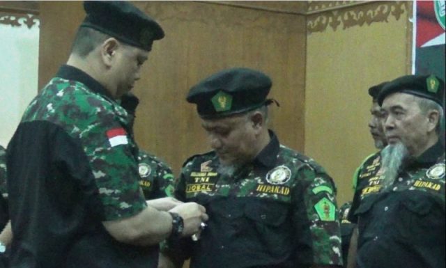 WhatsApp Image 2018-11-29 at 13.00.12 Ketua Umum HIPAKAD menyematkan pin kepada Ketus HIPAKAD Aceh, Muhammad Iqbal, Rabu (28/11/2018). (Foto/Gito Rolis)
