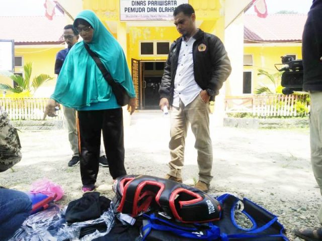 WhatsApp Image 2018-11-29 at 14.17.16 Ketua IPSI Aceh Tamiang, Helan Yusra, memperlihatkan sejumlah perlengkapan atlrt yang mengikuti PORA di Jantho, yang dikembalikan ke Disparpora Aceh Tamiang. (Foto/Yusri)
