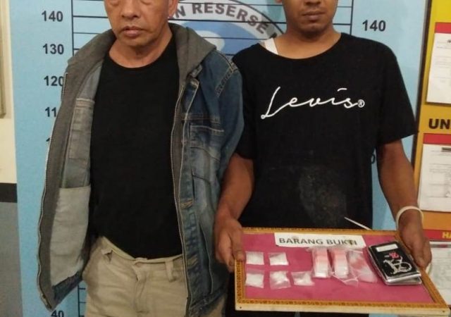 WhatsApp Image 2018-11-29 at 15.43.05(1) MUN, 30, oknum guru olahraga salah satu SMK Aceh Utara, dan TAR,45, yang ditangkap Polres Aceh Utara. Mereka saat ini, ditahan di rutan Mapolres Aceh Utara untuk proses penyelidikan dan penyidikan lebih lanjut. (Foto/Ist)