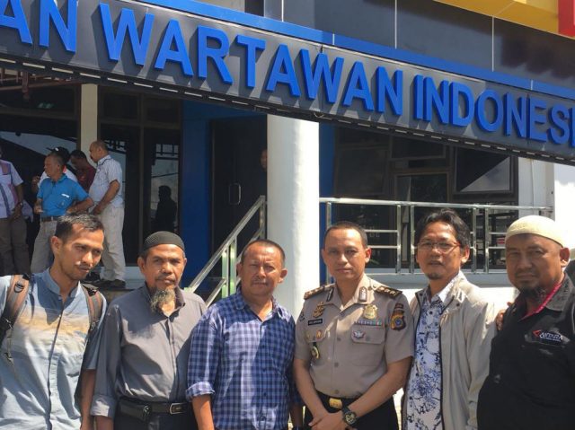 pwi aceh Kabid Humas Polda Aceh, AKBP Ery Apriyono, bersama Plt Ketua PWI Aceh, Aldin Nainggolan, foto bersama di depan kantor PWI Aceh di banda Aceh, Selasa (27/11/2018). (Foto/Ist)