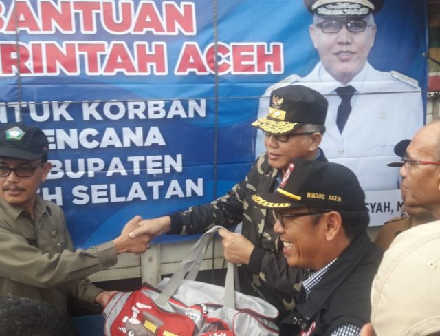 20181218_184252 Plt Gubernur Aceh, Nova Iriansyah, menyerahkan logistik untuk para korban banjir di Aceh Selatan, Selasa (18/12/2018). (Foto/Ist)