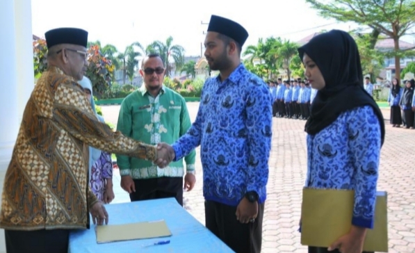 Bupati Aceh Selatan, Azwir, menyarahkan 217 SK keppada PNS baru, Kamis (20/12/2018). (Foto/Faisal)