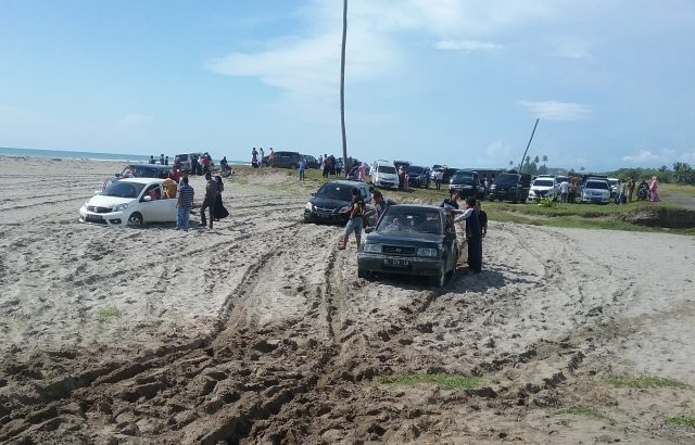 20181225_164911 Sejumlah kendaraan terjebak ke dalam pasir di lintasan jalan alternatif bekas tsunami di kawasan pantai Arongan, menghubungkan Meulaboh-Banda Aceh, Aceh Barat, Selasa (25/12/2018). (Foto/Abdullah)