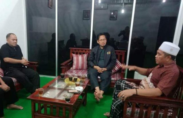 49213010_10215096707743734_1835639425690763264_n Bupati Aceh Barat, H.Ramli MS, berbincang dengan Plt Ketua PWI Aceh, Aldin NL dan Wakil Ketua PWI, Ramadansyah, di ruang kerjanya, belum lama ini. (Foto/Deddy Iskandar)