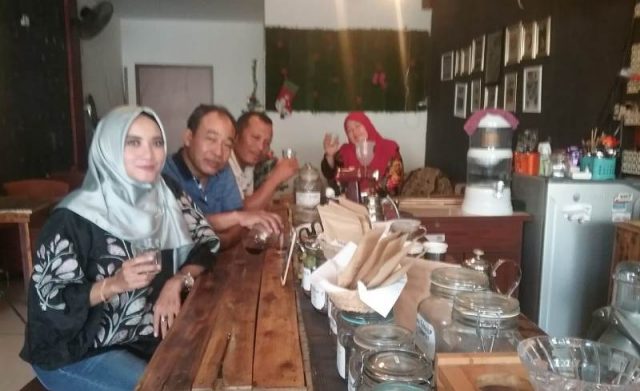 Dyah Menikmati kopi arabika di Barista Coffee Shop, Tanjungpinang, ditemani Diyah Tiara, Zekma Albert dan Nyonya. (Foto/Ist)