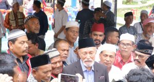 Wali Nanggroe Aceh, PYM Malik Mahmud Alhaytar, didampingi Sekjen DPA Partai Aceh, Kamaruddin Abu Bakar alias Abu Razak memberi keterangan pers usai peringatan Milad GAM ke-42, di Indrapuri, Aceh Besar, Selasa (4/12/2018). (Foto/Hendro SK)