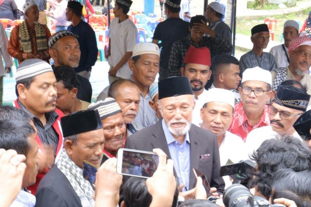 E09FD811-0A96-425A-A813-808D04712809 Wali Nanggroe Aceh, PYM Malik Mahmud Alhaytar, didampingi Sekjen DPA Partai Aceh, Kamaruddin Abu Bakar alias Abu Razak memberi keterangan pers usai peringatan Milad GAM ke-42, di Indrapuri, Aceh Besar, Selasa (4/12/2018). (Foto/Hendro SK)