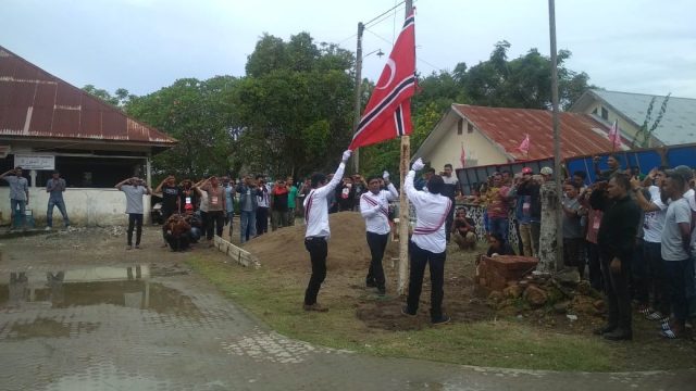 EB4CDF62-5926-460F-AFA2-432478B045A8 Milad GAM di Gampong Meunasah Manyang, Kemukiman Kandang, Kecamatan Muara Dua, Lhokseumawe, diwarnai pengibaran bendera bintan bulan. (Foto/Ist)