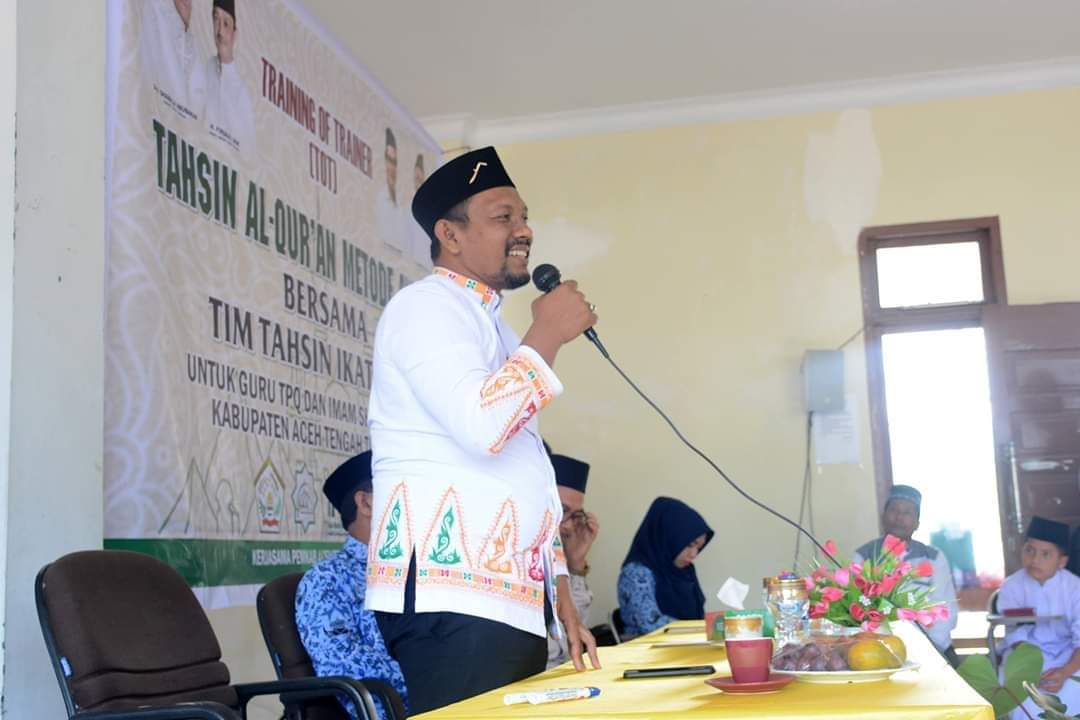 Ustadz Fadhil Rahmi LC, Ketua IKAT Aceh, di hadapan peserta training TOT di Aceh Tengah, Sabtu (1/12/2018). (Foto/Ist)