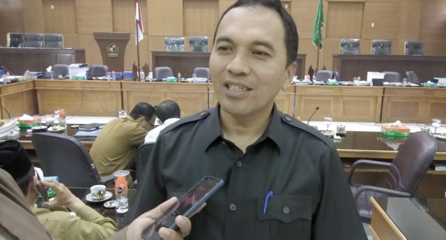 IMG-20181218-WA0001 Direktur RSUD Tgk Chik Ditiro, Sigli, drg. Mohd Riza Faisal, saat memberikan keterangan pers, usai menghadiri pembahasan RAPBK Pidie 2019 di Gedung DPRK setempat, Selasa (18/12/2018). (Foto/Muhammad Riza)