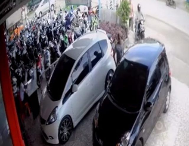 IMG-20181218-WA0003 Dua orang pelaku pencuri uang Rp170 juta dalam mobil Honda warna hitam milik dr Suryadi, satu orang pelaku tampak berdiri di samping mobil dan satunya lagi menunggu di atas sepeda motor terekam CCTV RSU Ibnu Sina, Sigli. (Foto/Muhammad Riza)