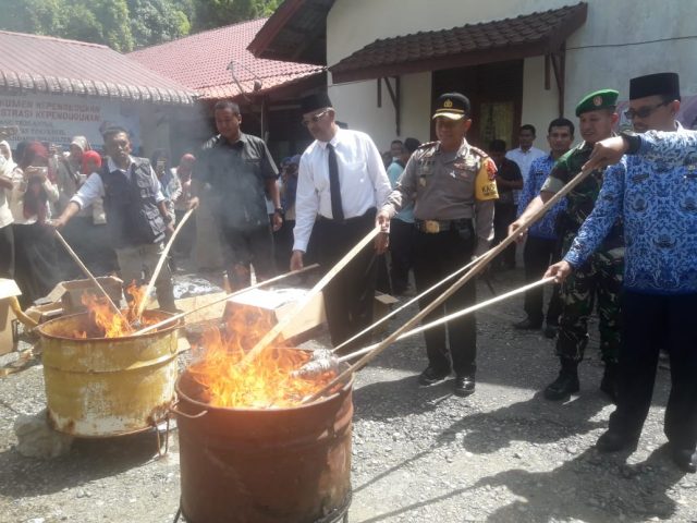 IMG-20181219-WA0004 KTP Elektronik ketika dibakar secara bersama, disaksikan oleh Bupati Aceh Selatan, Polres, Dandim, Banwaslu, KIP serta Disdukcapil setempat.(Foto/Faisal)