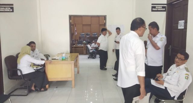 IMG-20181219-WA0005 Beginilah suasana dan kesibukan di rung tunggu Gedung DPRK Pidie, Rabu (19/12/2018). Sejumlah SKPK dan camat, antri menunggu dipanggil untuk melakukan pembahasan anggaran di masing-masing ruang Pokja DPRK Pidie. (Foto/Muhammad Riza)