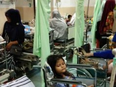 Puluhan anak-anak terpaksa dirawat di kursi roda karena hampir seluruh kamar dan ruang perawatan rumah sakit di Banda Aceh penuh. (Foto/T.Ardiansyah)