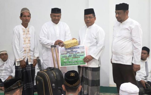 WhatsApp Image 2018-12-01 at 13.29.35 Walikota Banda Aceh, Aminullah Usman, menyerahkan hadiah bagi pengelola masjid terbersih di dalam kota Banda Aceh. (Foto/Ist)